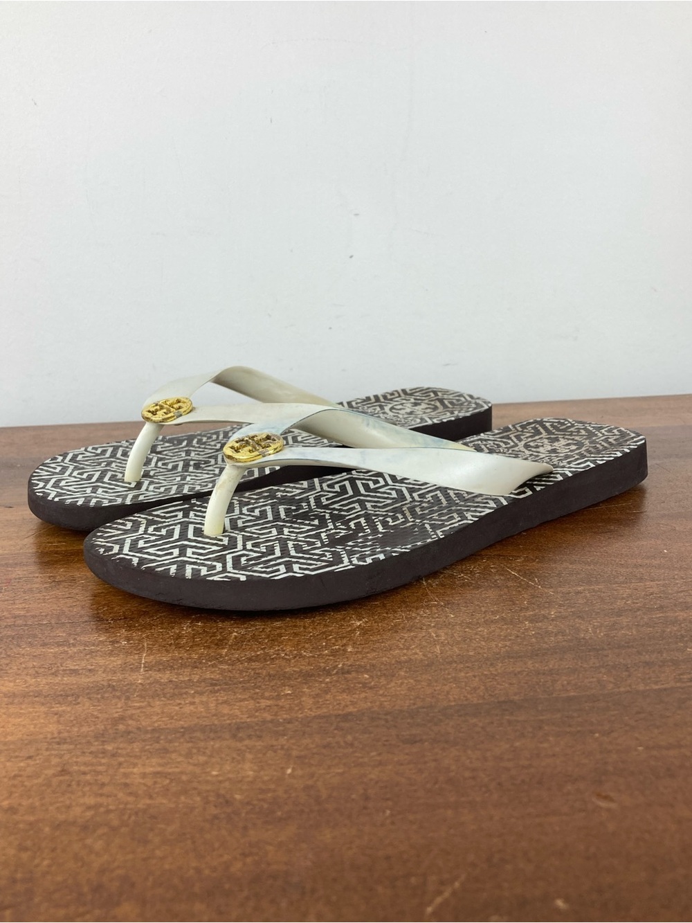 TORY BURCH Flip Flops Brown Tan Rubber Golden Tone Medallion Girls Size 4 READ.